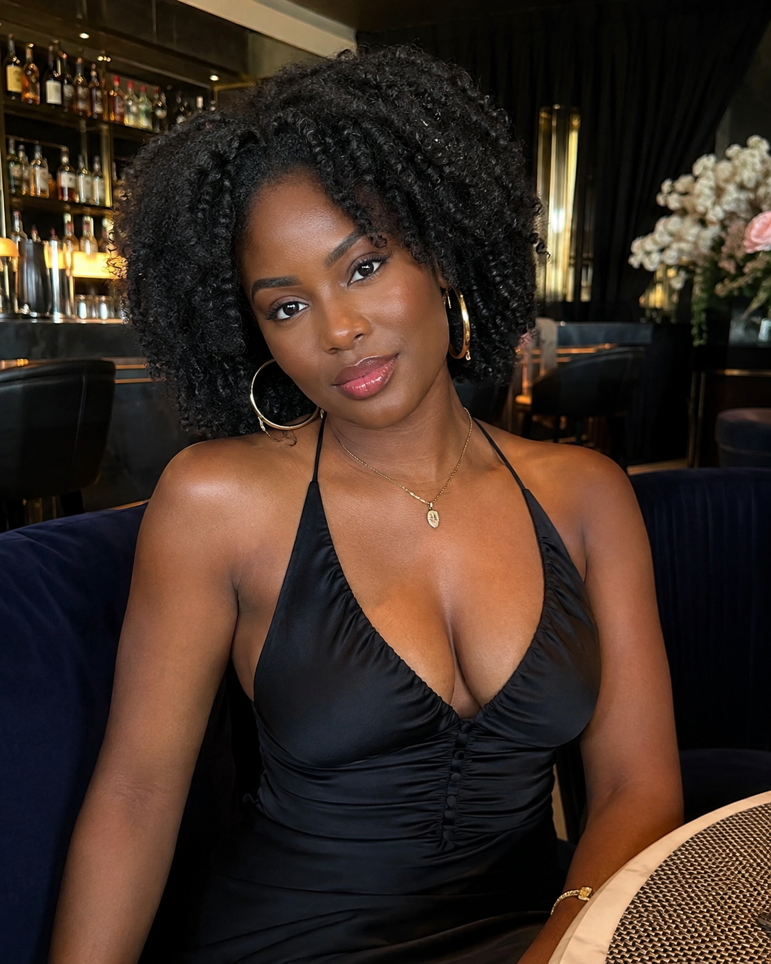 Portrait éditorial d’une adulte dans un lounge, ambiance sobre et élégante